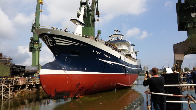 Podwójne wodowanie w Naucie-GospodarkaMorska.pl