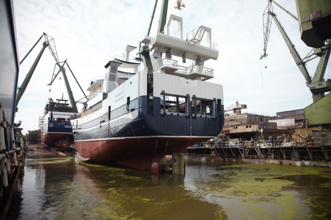 Podwójne wodowanie w Naucie-GospodarkaMorska.pl