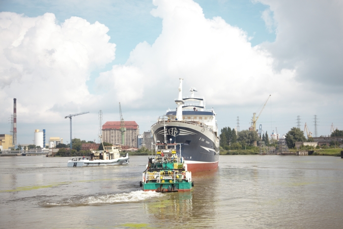 Podwójne wodowanie w Naucie-GospodarkaMorska.pl