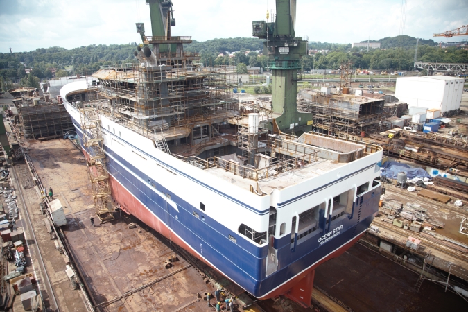 Podwójne wodowanie w Naucie-GospodarkaMorska.pl