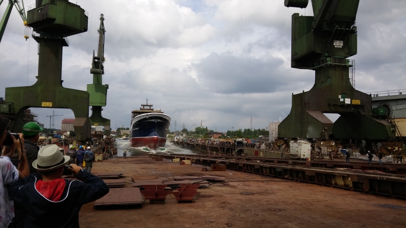 Podwójne wodowanie w Naucie-GospodarkaMorska.pl