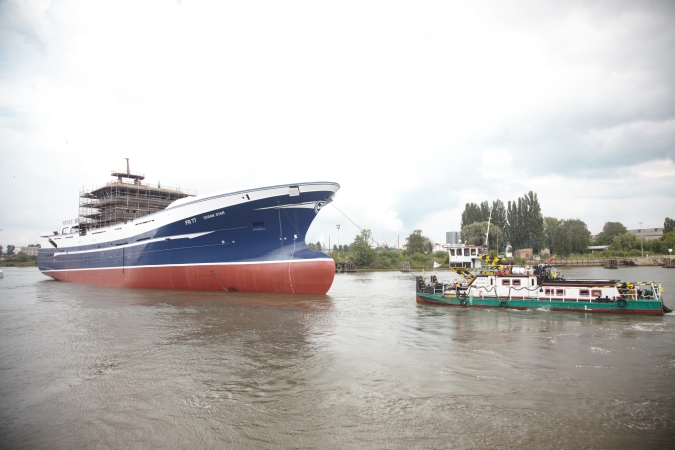 Podwójne wodowanie w Naucie-GospodarkaMorska.pl