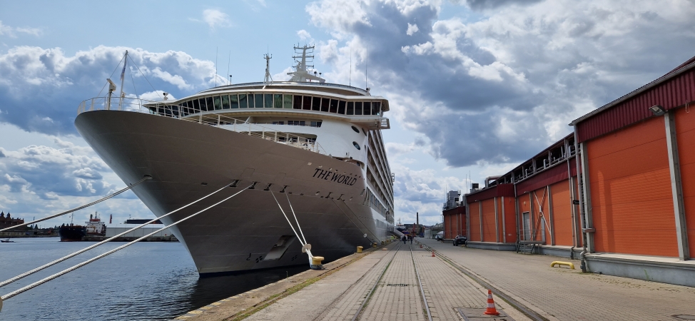 Wycieczkowiec The World z wizytą w Szczecinie-GospodarkaMorska.pl