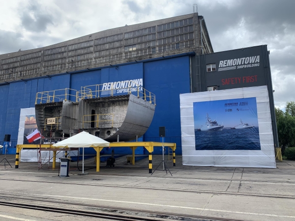 Położenie stępki pod ORP Jaskółka. Kolejny etap budowy niszczyciela min w Remontowa Shipbuilding S.A.-GospodarkaMorska.pl