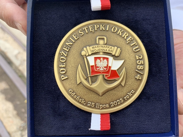 Położenie stępki pod ORP Jaskółka. Kolejny etap budowy niszczyciela min w Remontowa Shipbuilding S.A.-GospodarkaMorska.pl