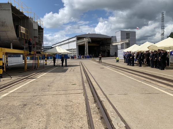 Położenie stępki pod ORP Jaskółka. Kolejny etap budowy niszczyciela min w Remontowa Shipbuilding S.A.-GospodarkaMorska.pl