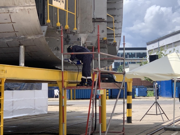 Położenie stępki pod ORP Jaskółka. Kolejny etap budowy niszczyciela min w Remontowa Shipbuilding S.A.-GospodarkaMorska.pl