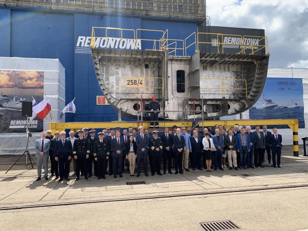 Położenie stępki pod ORP Jaskółka. Kolejny etap budowy niszczyciela min w Remontowa Shipbuilding S.A.-GospodarkaMorska.pl