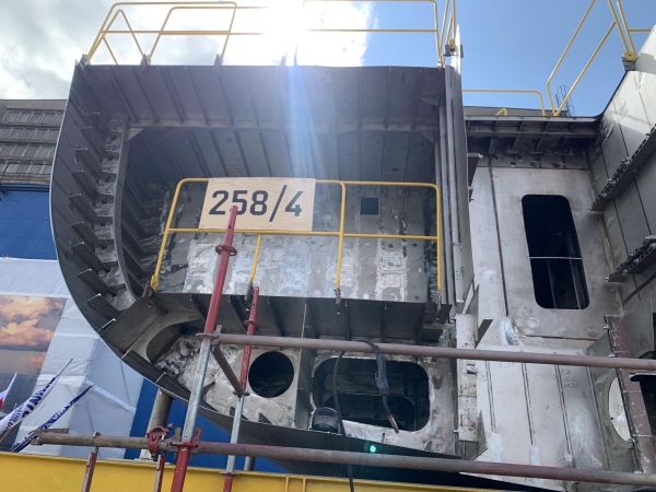 Położenie stępki pod ORP Jaskółka. Kolejny etap budowy niszczyciela min w Remontowa Shipbuilding S.A.-GospodarkaMorska.pl