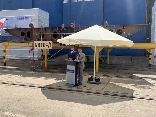 Położenie stępki pod pierwszego 