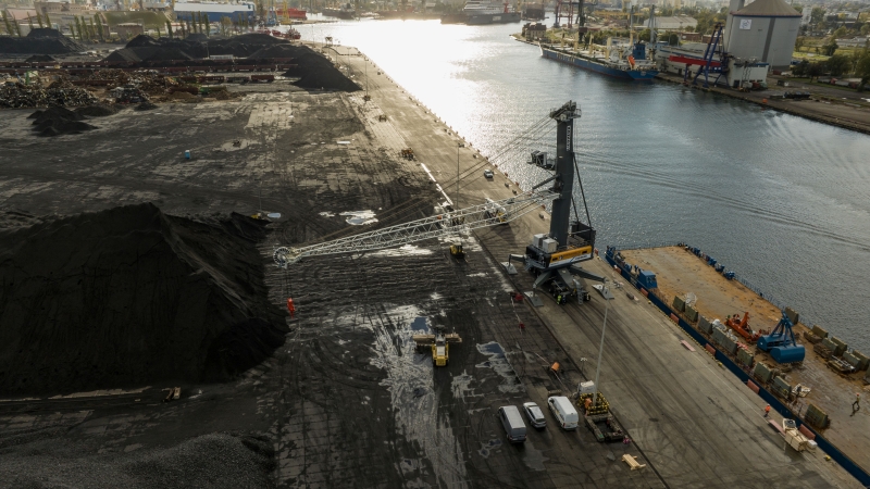 PG Eksploatacja odebrała kolejny, nowy dźwig-GospodarkaMorska.pl