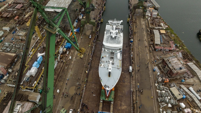 Karstensen: pierwsze efektowne wodowanie z pochylni w Gdańsku za nami-GospodarkaMorska.pl