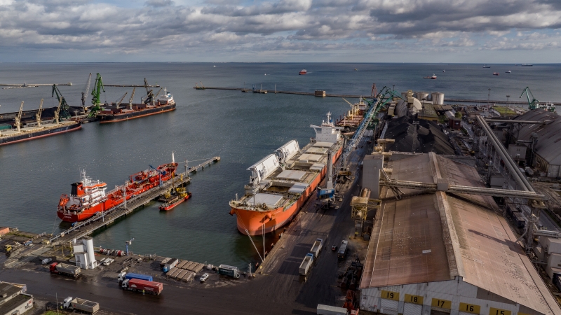 Masowiec zasilany żaglami wpłynął do Portu Gdynia-GospodarkaMorska.pl