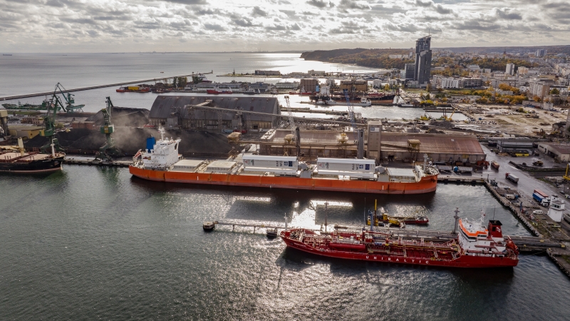 Masowiec zasilany żaglami wpłynął do Portu Gdynia-GospodarkaMorska.pl