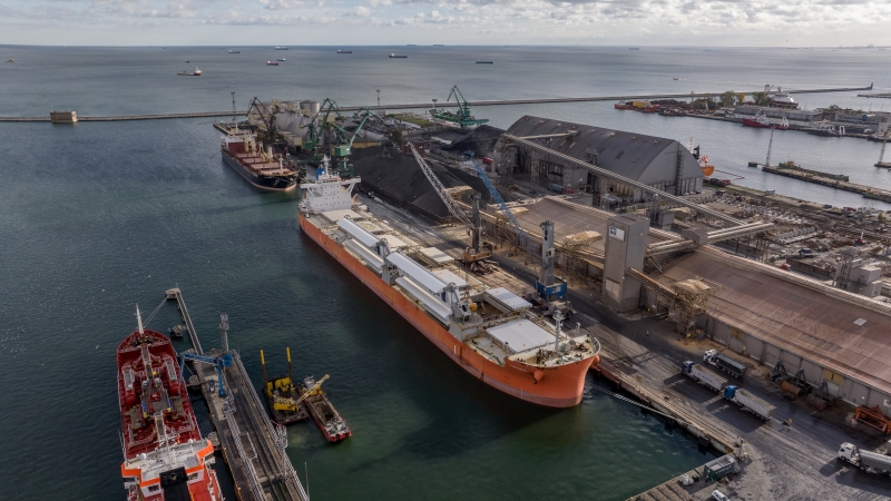 Masowiec zasilany żaglami wpłynął do Portu Gdynia-GospodarkaMorska.pl