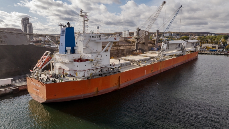 Masowiec zasilany żaglami wpłynął do Portu Gdynia-GospodarkaMorska.pl