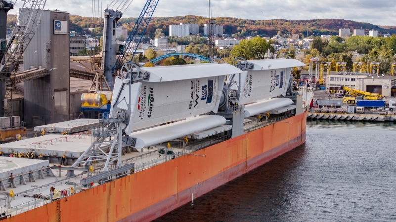 Masowiec zasilany żaglami wpłynął do Portu Gdynia-GospodarkaMorska.pl