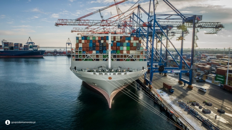 Gdynia z wizytą w Gdańsku. Kontenerowiec OOCL Gdynia w terminalu Baltic Hub-GospodarkaMorska.pl