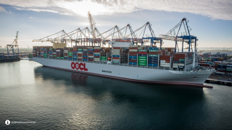 Gdynia z wizytą w Gdańsku. Kontenerowiec OOCL Gdynia w terminalu Baltic Hub-GospodarkaMorska.pl
