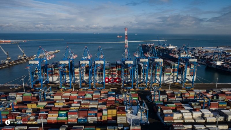 Gdynia z wizytą w Gdańsku. Kontenerowiec OOCL Gdynia w terminalu Baltic Hub-GospodarkaMorska.pl