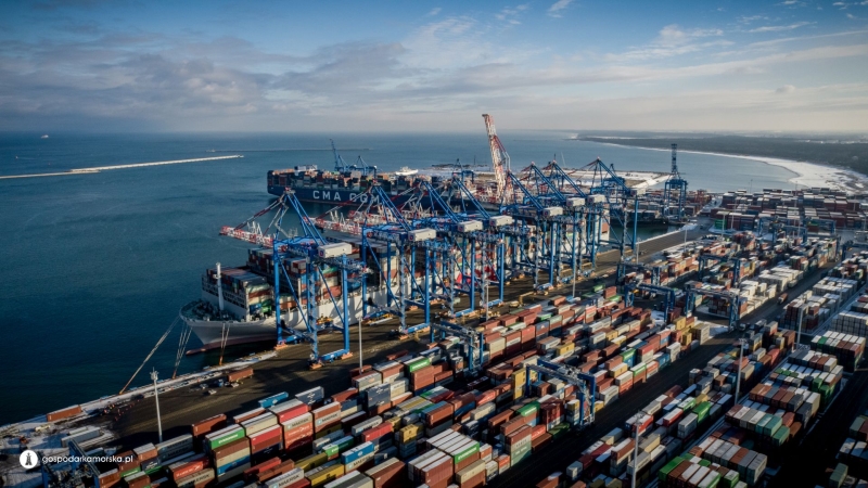 Gdynia z wizytą w Gdańsku. Kontenerowiec OOCL Gdynia w terminalu Baltic Hub-GospodarkaMorska.pl