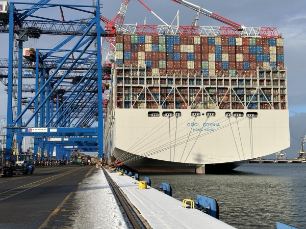 Gdynia z wizytą w Gdańsku. Kontenerowiec OOCL Gdynia w terminalu Baltic Hub-GospodarkaMorska.pl