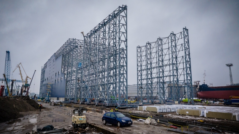 To najwyższa hala w polskim przemyśle stoczniowym. Na obiekcie należącym do PGZ Stocznia Wojenna zawieszono wiechę-GospodarkaMorska.pl