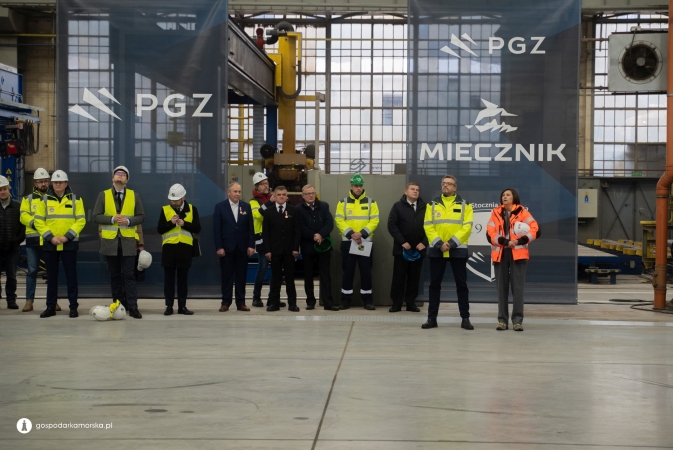 To najwyższa hala w polskim przemyśle stoczniowym. Na obiekcie należącym do PGZ Stocznia Wojenna zawieszono wiechę-GospodarkaMorska.pl