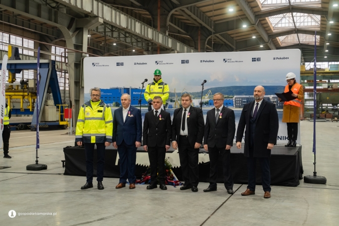 To najwyższa hala w polskim przemyśle stoczniowym. Na obiekcie należącym do PGZ Stocznia Wojenna zawieszono wiechę-GospodarkaMorska.pl