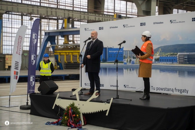 To najwyższa hala w polskim przemyśle stoczniowym. Na obiekcie należącym do PGZ Stocznia Wojenna zawieszono wiechę-GospodarkaMorska.pl