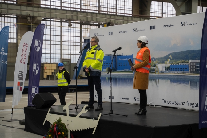 To najwyższa hala w polskim przemyśle stoczniowym. Na obiekcie należącym do PGZ Stocznia Wojenna zawieszono wiechę-GospodarkaMorska.pl