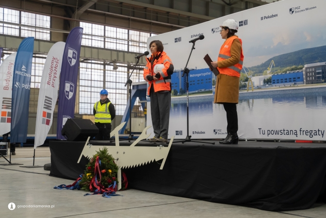 To najwyższa hala w polskim przemyśle stoczniowym. Na obiekcie należącym do PGZ Stocznia Wojenna zawieszono wiechę-GospodarkaMorska.pl