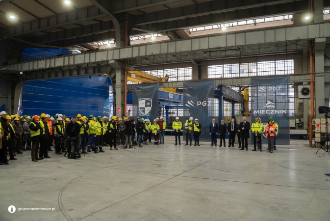 To najwyższa hala w polskim przemyśle stoczniowym. Na obiekcie należącym do PGZ Stocznia Wojenna zawieszono wiechę-GospodarkaMorska.pl