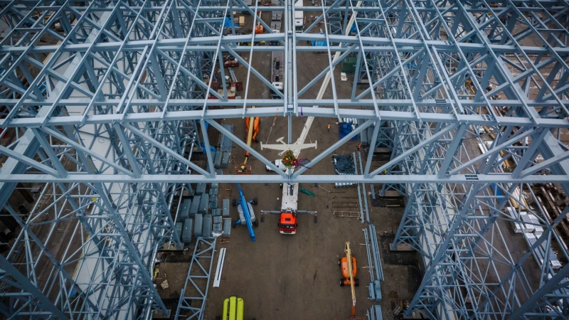 To najwyższa hala w polskim przemyśle stoczniowym. Na obiekcie należącym do PGZ Stocznia Wojenna zawieszono wiechę-GospodarkaMorska.pl