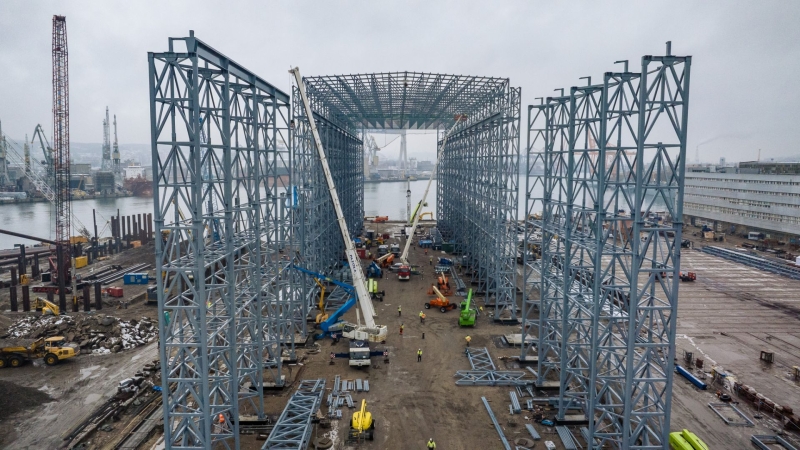 To najwyższa hala w polskim przemyśle stoczniowym. Na obiekcie należącym do PGZ Stocznia Wojenna zawieszono wiechę-GospodarkaMorska.pl