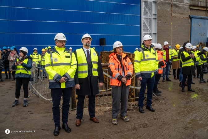 To najwyższa hala w polskim przemyśle stoczniowym. Na obiekcie należącym do PGZ Stocznia Wojenna zawieszono wiechę-GospodarkaMorska.pl