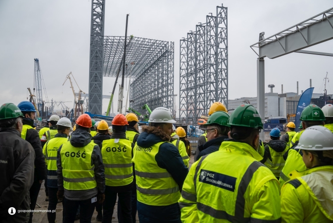 To najwyższa hala w polskim przemyśle stoczniowym. Na obiekcie należącym do PGZ Stocznia Wojenna zawieszono wiechę-GospodarkaMorska.pl