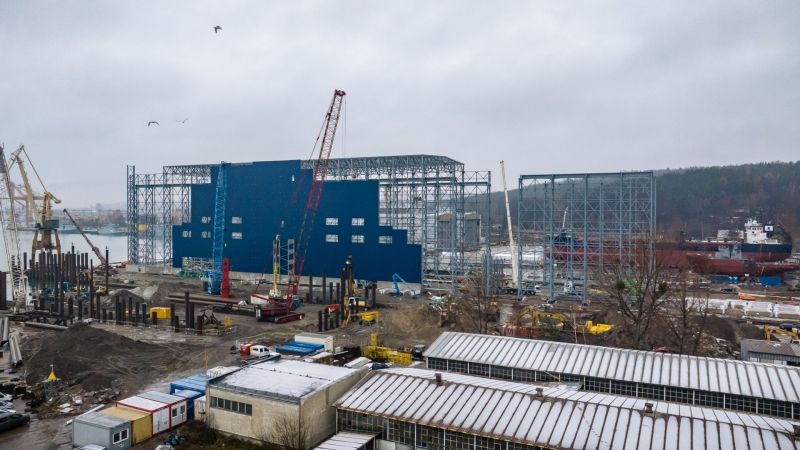 To najwyższa hala w polskim przemyśle stoczniowym. Na obiekcie należącym do PGZ Stocznia Wojenna zawieszono wiechę-GospodarkaMorska.pl