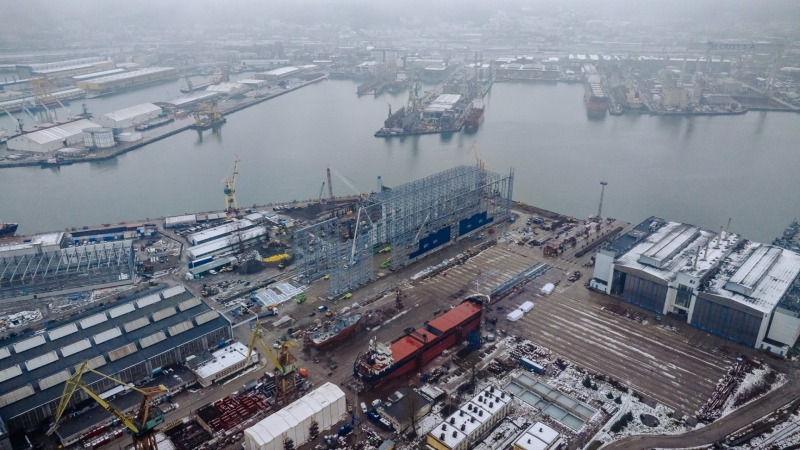 To najwyższa hala w polskim przemyśle stoczniowym. Na obiekcie należącym do PGZ Stocznia Wojenna zawieszono wiechę-GospodarkaMorska.pl