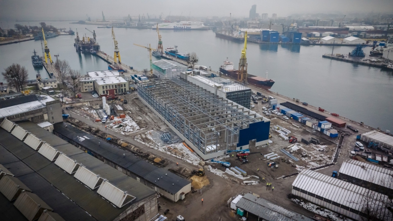To najwyższa hala w polskim przemyśle stoczniowym. Na obiekcie należącym do PGZ Stocznia Wojenna zawieszono wiechę-GospodarkaMorska.pl