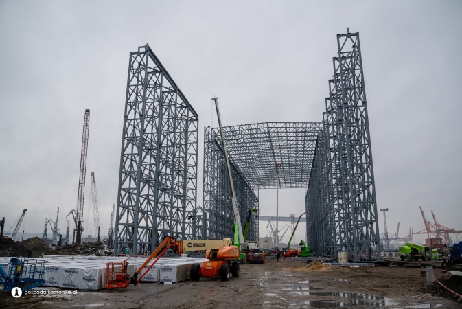 To najwyższa hala w polskim przemyśle stoczniowym. Na obiekcie należącym do PGZ Stocznia Wojenna zawieszono wiechę-GospodarkaMorska.pl