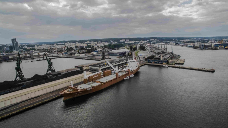 Załadunek luksusowych jachtów na statek Suomigracht-GospodarkaMorska.pl