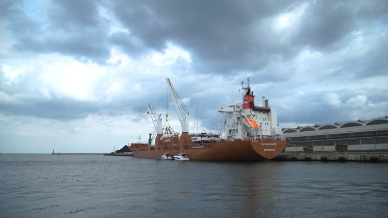 Załadunek luksusowych jachtów na statek Suomigracht-GospodarkaMorska.pl