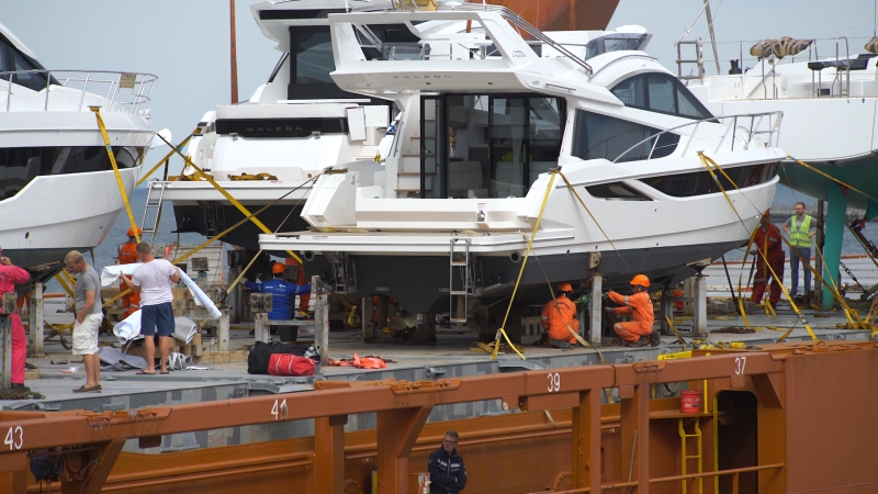 Załadunek luksusowych jachtów na statek Suomigracht-GospodarkaMorska.pl