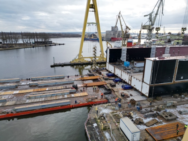 Stocznia Szczecińska „Wulkan”. Transport pierwszego modułu doku dla „Gryfii”-GospodarkaMorska.pl