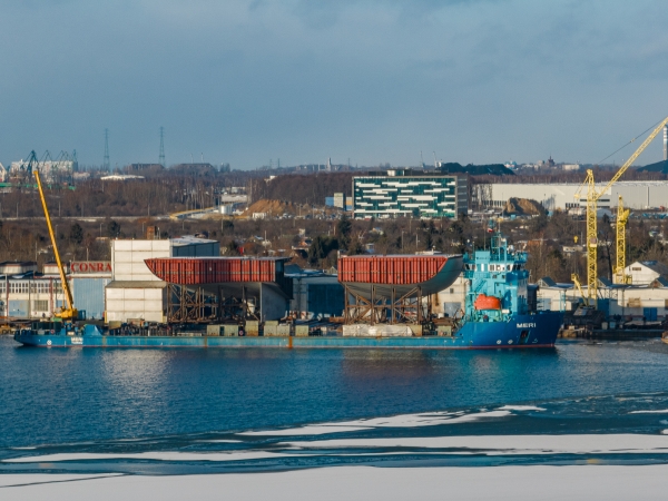 Blok rufowy dla drugiego Icona rusza z Gdańska do Finlandii [wideo]-GospodarkaMorska.pl