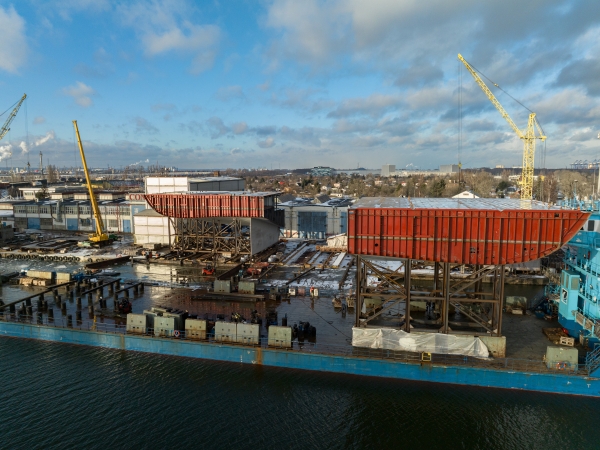 Blok rufowy dla drugiego Icona rusza z Gdańska do Finlandii [wideo]-GospodarkaMorska.pl