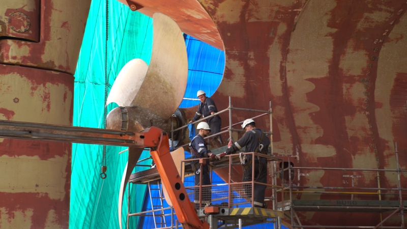Demontaż 17-tonowej śruby okrętowej na statku Leopard Moon-GospodarkaMorska.pl