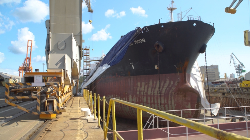 Demontaż 17-tonowej śruby okrętowej na statku Leopard Moon-GospodarkaMorska.pl