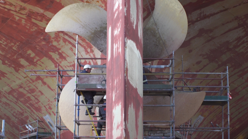 Demontaż 17-tonowej śruby okrętowej na statku Leopard Moon-GospodarkaMorska.pl